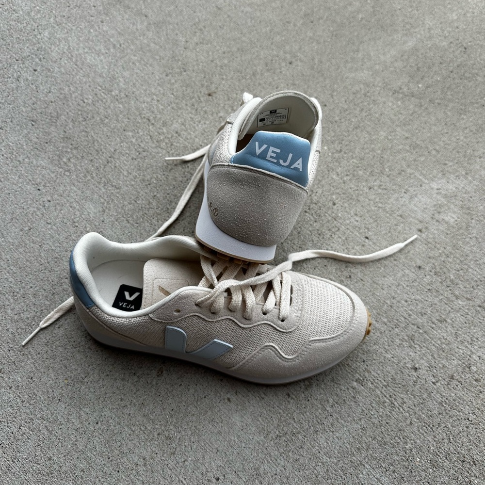 VEJA Beige Sneakers with Blue Accents - Picture 3 of 5